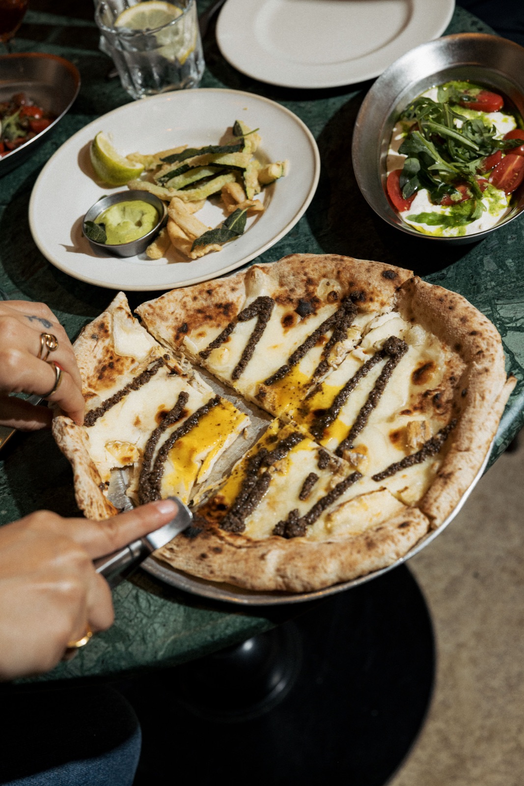 Pizza y platos para compartir en Bronzo