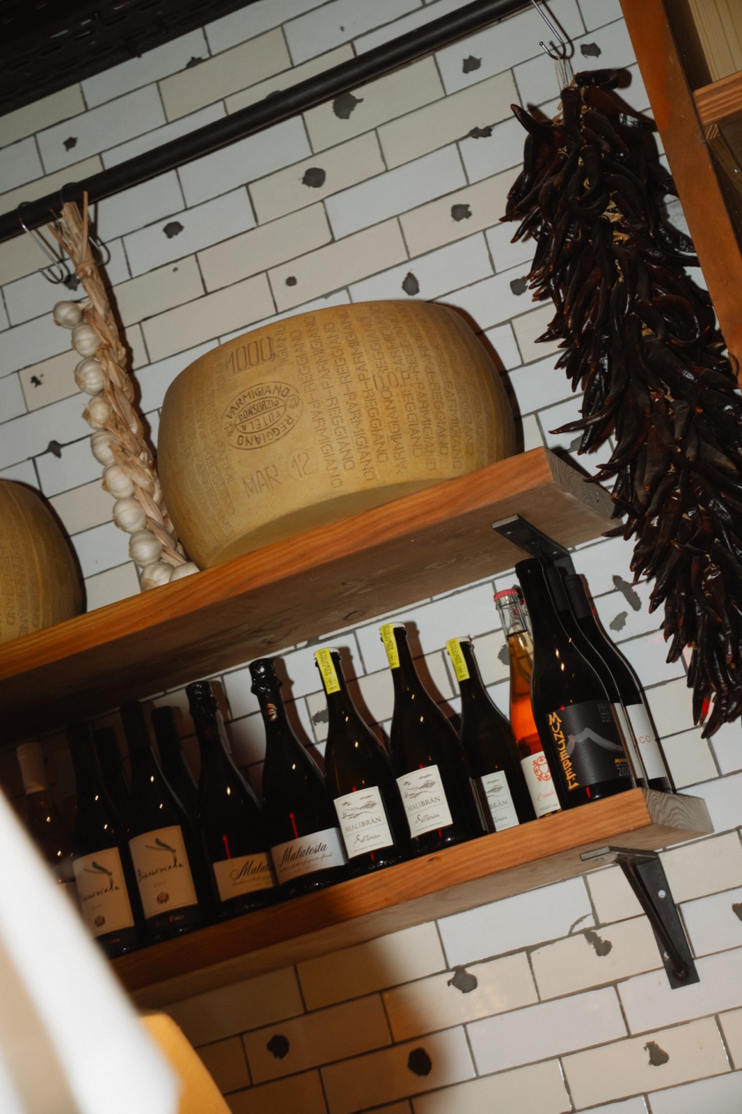 Estantería de vinos y decoración de Bronzo